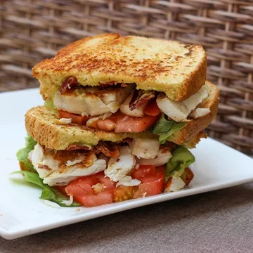 Eye catching yummiest lobster roll make you eat with your eyes then fill your tummy.
